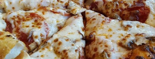 Pizza Hut is one of Armandoさんのお気に入りスポット.