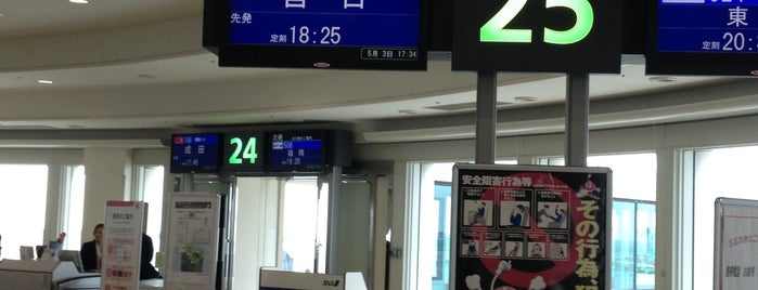 Gate 25 is one of 空港.