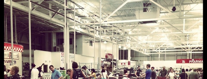 Costco is one of Lieux qui ont plu à kerryberry.