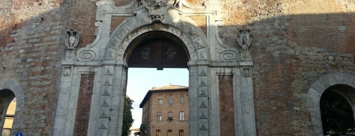 Porta Camollia is one of Lieux sauvegardés par .