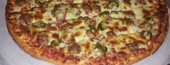 Nancy's Chicago Pizza is one of Lugares favoritos de Sam.
