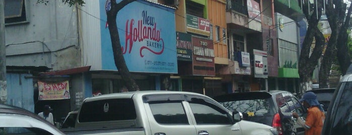 New Hollando Bakery is one of Food Sumatera, Borneo dan Sulawesi.