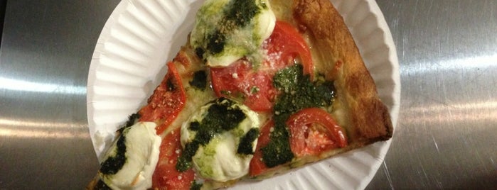Primo Pizza 84 is one of Posti che sono piaciuti a Alden.