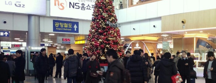 서울역 is one of TrainSPOTTING.