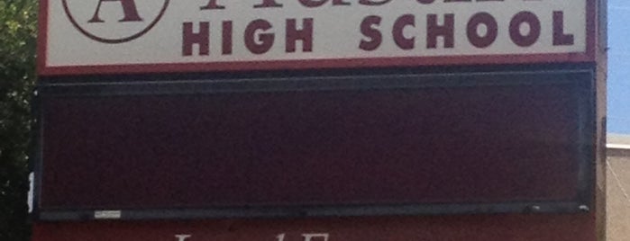 Austin High School is one of Orte, die Debra gefallen.