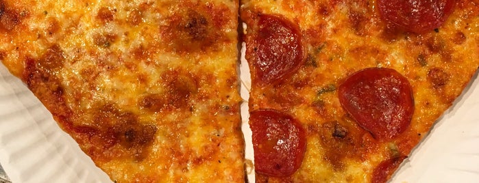 Two Brothers Deli & Pizzeria is one of Posti che sono piaciuti a Cheri.