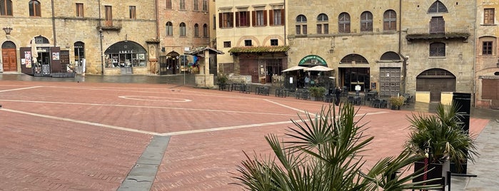 Piazza Grande is one of Tempat yang Disukai Viola.