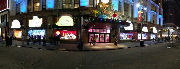 Macy's Peanuts Holiday Windows is one of Locais curtidos por Lizzie.