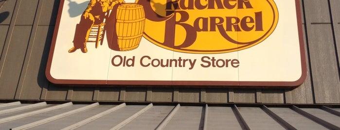 Cracker Barrel Old Country Store is one of Tempat yang Disukai Jackie.
