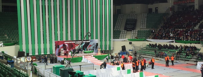 Tofaş Spor Salonu is one of yasar'ın Beğendiği Mekanlar.