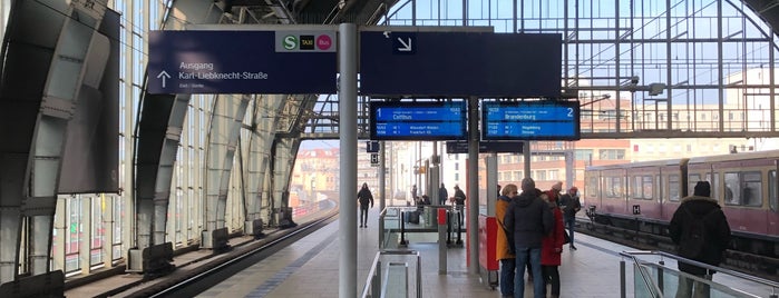 Bahnhof Berlin Alexanderplatz is one of Tempat yang Disukai Ruslan.