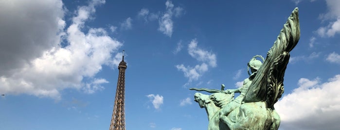 Menara Eiffel is one of Tempat yang Disukai Ruslan.