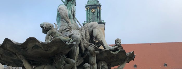 Neptunbrunnen is one of Ruslanさんのお気に入りスポット.