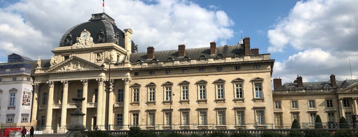 Ecole Militaire is one of Lieux qui ont plu à Ruslan.