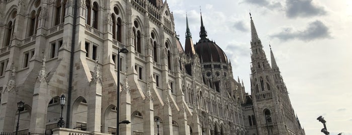 Parlamento Húngaro is one of Lugares favoritos de Ruslan.