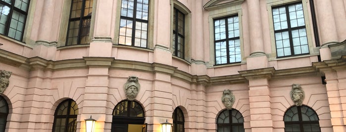 Deutsches Historisches Museum is one of สถานที่ที่ Ruslan ถูกใจ.