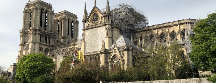 Kathedrale Notre-Dame de Paris is one of Orte, die Ruslan gefallen.