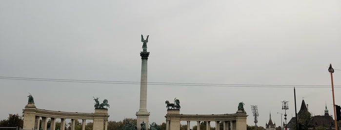 Hősök Tere | Heroes Square is one of สถานที่ที่ Ruslan ถูกใจ.