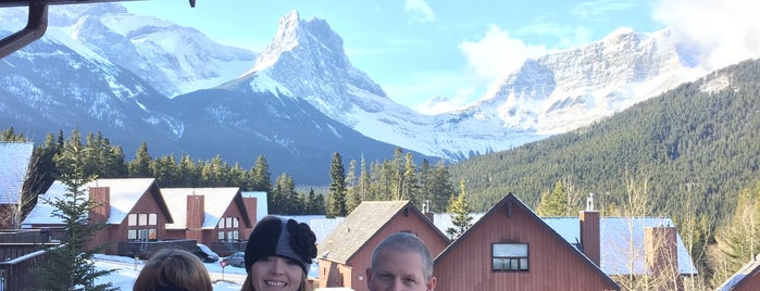 Banff Gate Mountain Resort is one of Lugares favoritos de Stephanie.