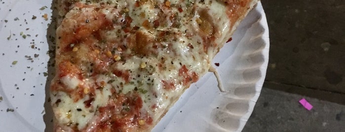 99¢ Pizza is one of สถานที่ที่ Karen ถูกใจ.