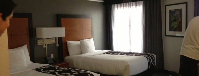 La Quinta Inn & Suites Dallas - Addison Galleria is one of Deimos'un Beğendiği Mekanlar.
