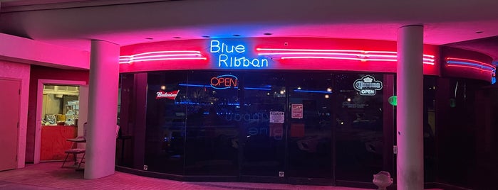 Blue Ribbon Bar & Grill is one of Honolulu.