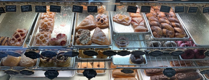 Hana's Donuts is one of Locais salvos de Beth.