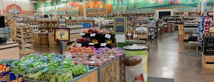 Sprouts Farmers Market is one of Tempat yang Disukai Mindy.