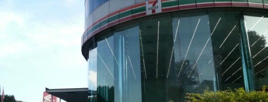 7-Eleven is one of Deeさんのお気に入りスポット.