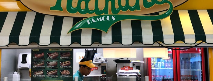 Nathan's Famous is one of Edwardさんのお気に入りスポット.
