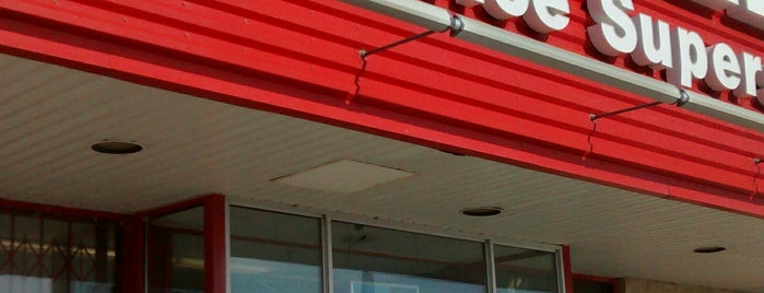 Staples is one of Larry 님이 좋아한 장소.