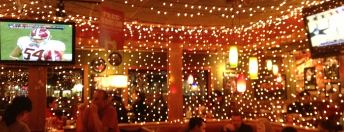 Applebee's Grill + Bar is one of สถานที่ที่ Kat ถูกใจ.