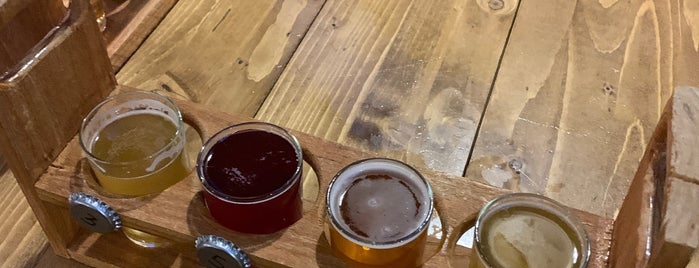 Ghost Harbor Brewing Company is one of Posti che sono piaciuti a Brandon.