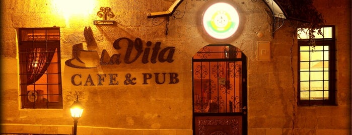 La Vita Cafe & Pub is one of Lieux sauvegardés par Umay.