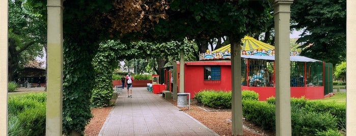 Plaza Aristóbulo del Valle is one of Parques y Plazas.