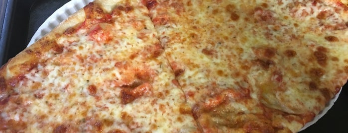 Fat Cat's Pizza is one of Locais salvos de Kimmie.