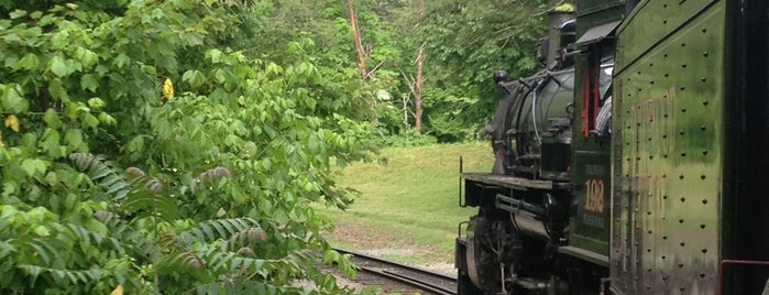 Dollywood Train Platform is one of Smokey Mountains TN to-do.