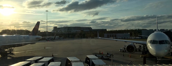 オーランド国際空港 (MCO) is one of Henryさんのお気に入りスポット.