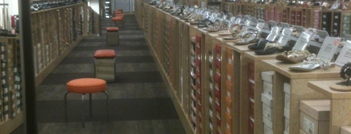 DSW Designer Shoe Warehouse is one of สถานที่ที่ Cristina ถูกใจ.