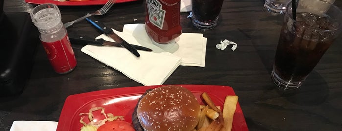 Red Robin Gourmet Burgers and Brews is one of Dinner.