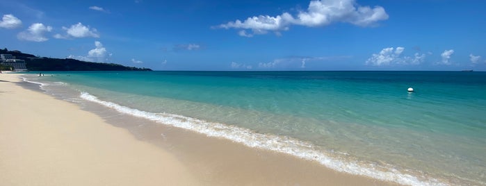 Umbrellas Beach Bar is one of Leslieさんのお気に入りスポット.