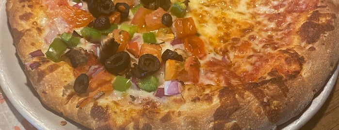 Hideaway Pizza is one of Lugares favoritos de Leslie.