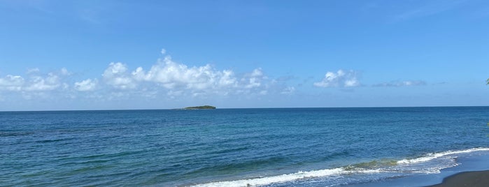 Black Sand Beach is one of Lugares favoritos de Leslie.