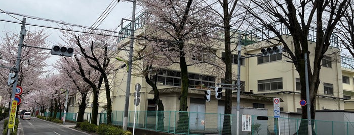 用賀小学校 is one of 世田谷の公立小学校.