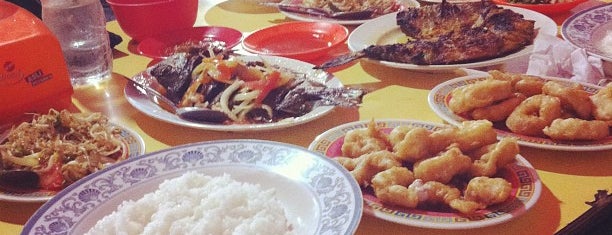 Seafood Tiga Dara Rawamangun is one of Restaurant favorites.