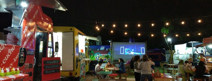 Barrio Fusion Foodtruck Park is one of Para Cenas Lindas.