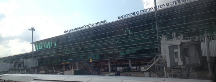 Tan Son Nhat International Airport is one of สถานที่ที่ Skyra ถูกใจ.