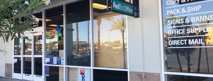 FedEx Office Print & Ship Center is one of Tempat yang Disukai Ryan.
