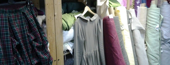 Магазин "Тонкая материя" натуральные ткани и одежда is one of Moscow Fabric Stores / Магазины тканей Москвы.