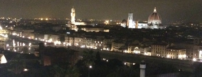 Piazzale Michelangelo is one of สถานที่ที่ Viola ถูกใจ.